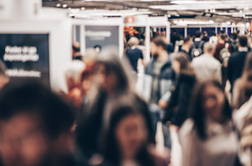 Blurrade personer på en mässa
