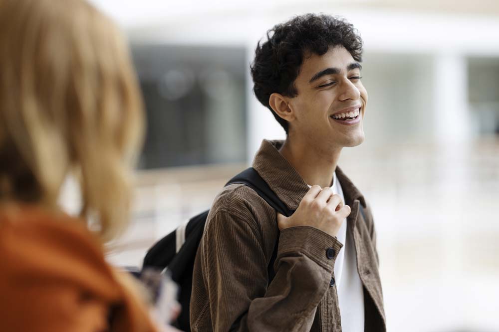 Student som ler på en yrkeshögskola